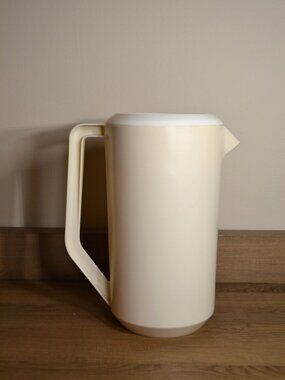 Vintage Rubbermaid J2445 Almond 2 1/4 Quart Pitcher With White Slotted Lid